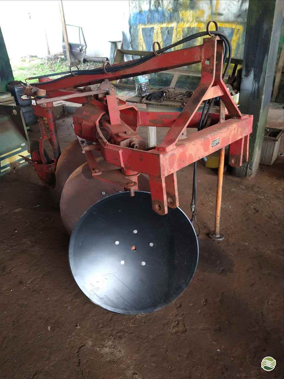 IMPLEMENTOS AGRICOLAS ARADO 3 DISCOS REVERSÍVEL P. M. Muller Maquinas e Implementos Agrícolas SALTO DO LONTRA PARANÁ PR