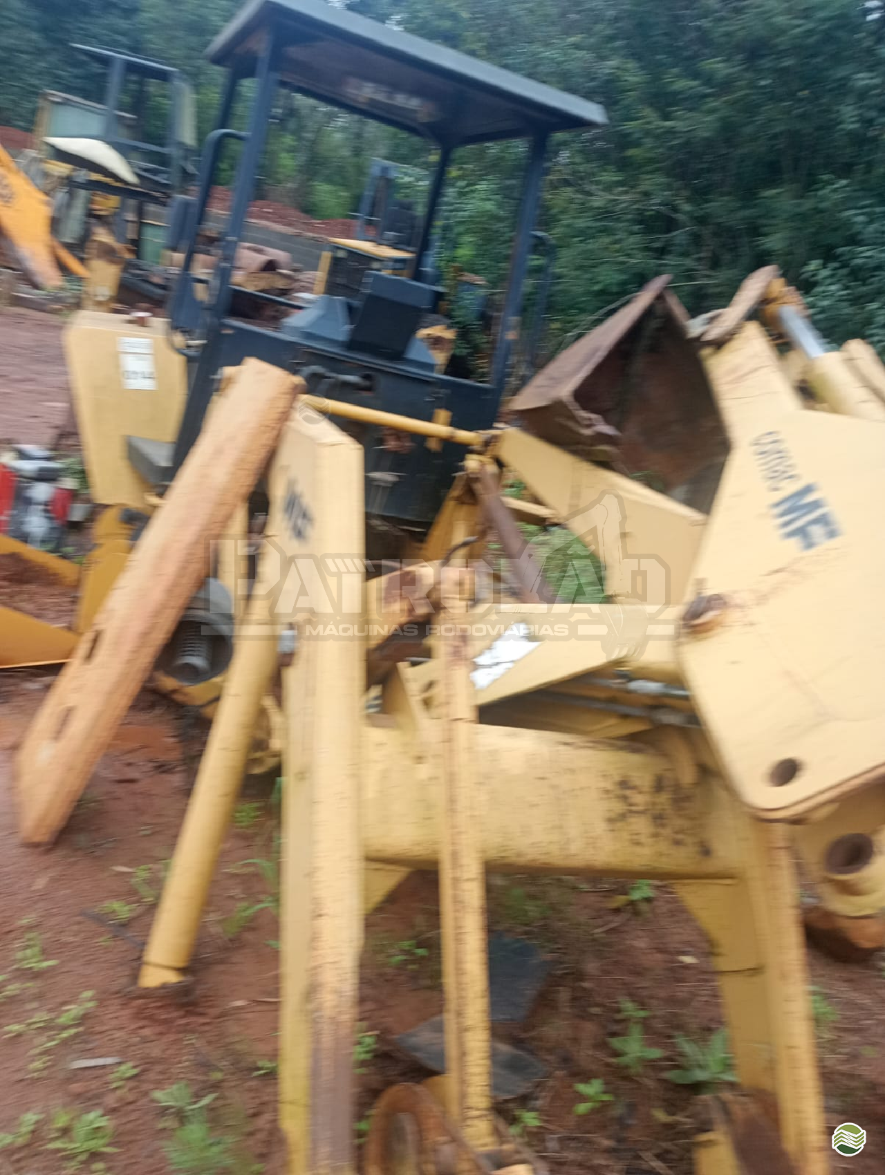 Sucata de retroescavadeira massey ferguson MF96 4x2 para retirada de peças