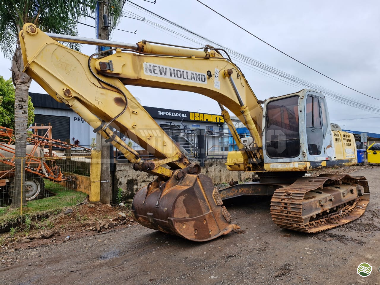 Escavadeira New Holland E215b 