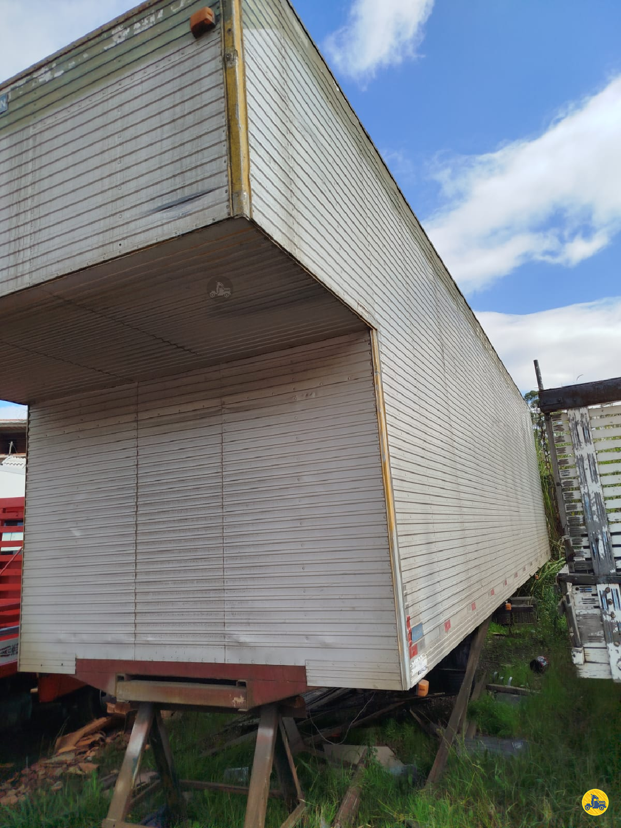 CARROCERIA SOBRE CHASSI  TRUCK BAU FURGAO Edmilson Caminhões Usados UMUARAMA PARANÁ PR