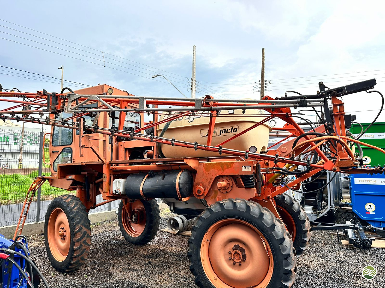 PULVERIZADOR JACTO UNIPORT 2000 Tração 4x2 Triamaq Tratores UBERLANDIA MINAS GERAIS MG