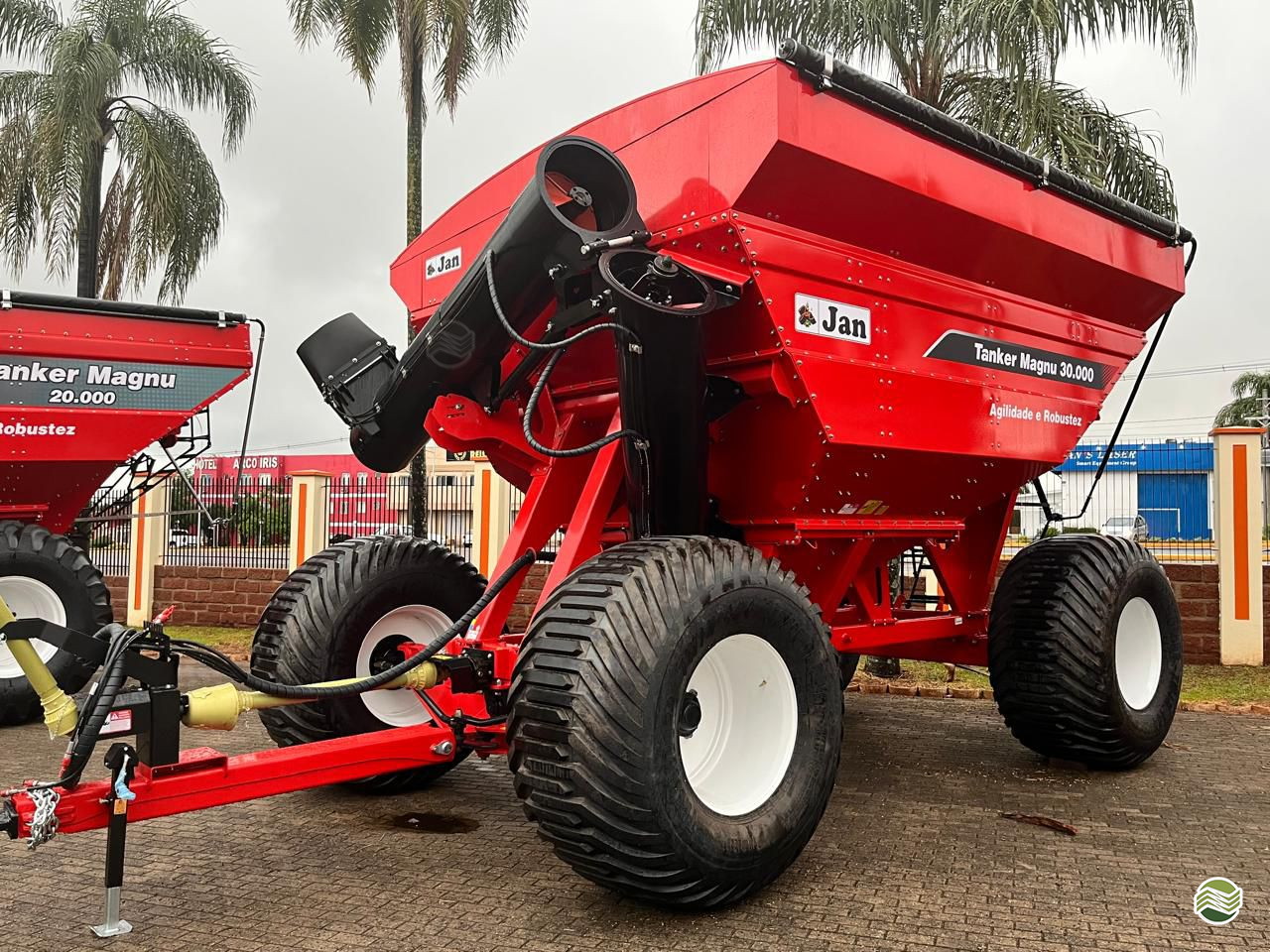 IMPLEMENTOS AGRICOLAS CARRETA BAZUKA GRANELEIRA 33000 Triamaq Tratores UBERLANDIA MINAS GERAIS MG