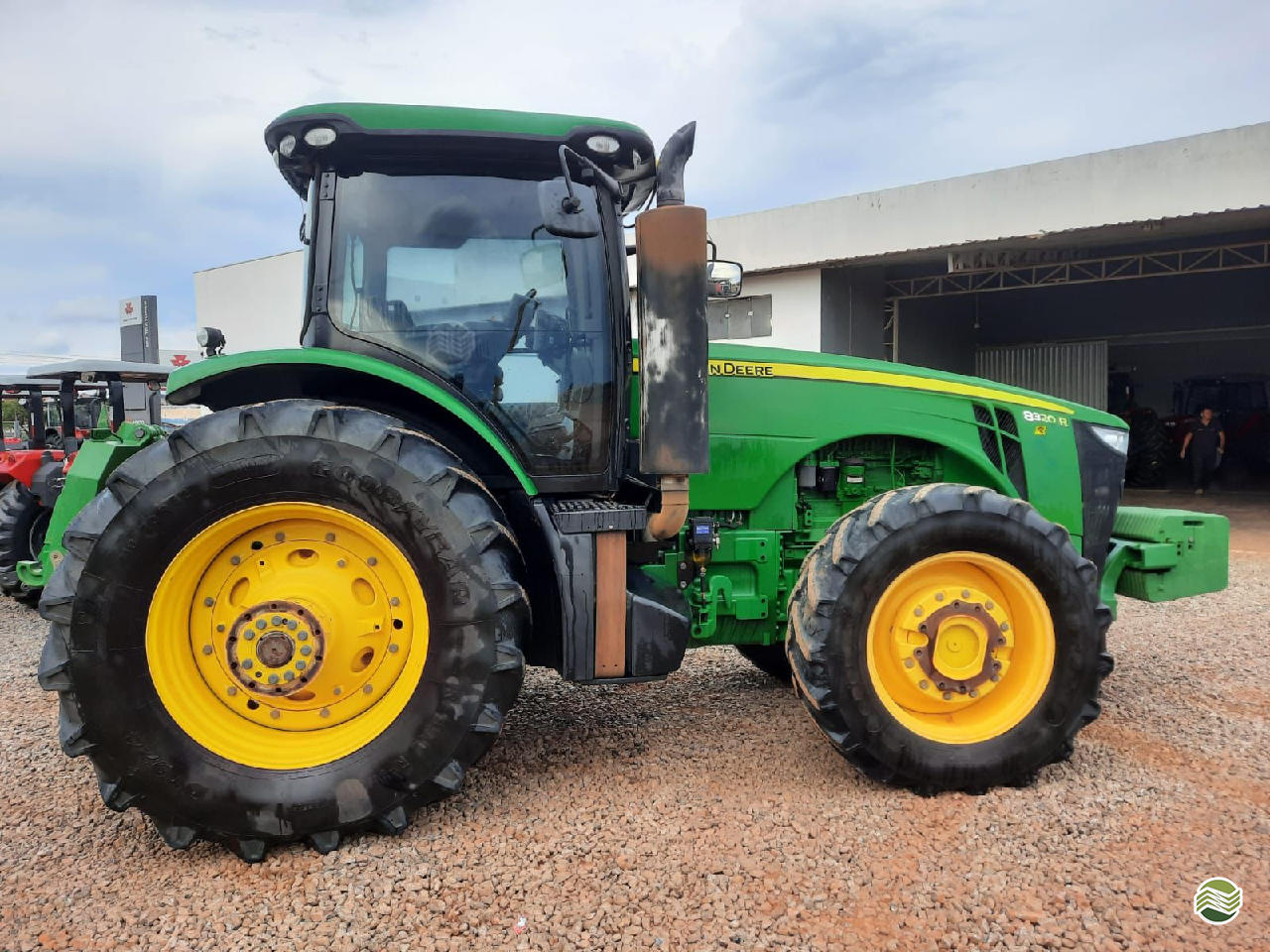 TRATOR JOHN DEERE JOHN DEERE 8320R Tração 4x4 SM Tratores - Massey - Matriz FORMOSA GOIAS GO