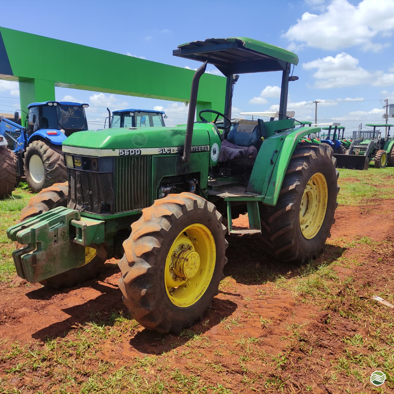 TRATOR JOHN DEERE JOHN DEERE 5600 Tração 4x4 Terraverde Rental - SP CASA BRANCA SÃO PAULO SP