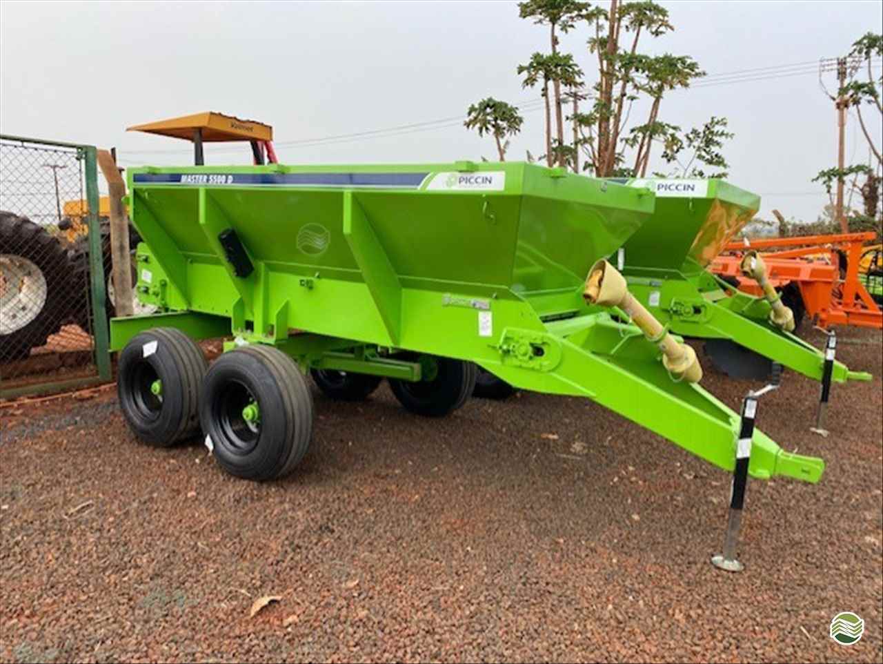 IMPLEMENTOS AGRICOLAS DISTRIBUIDOR CALCÁRIO 5500 Kg Carlos Tratores SP GUAIRA SÃO PAULO SP