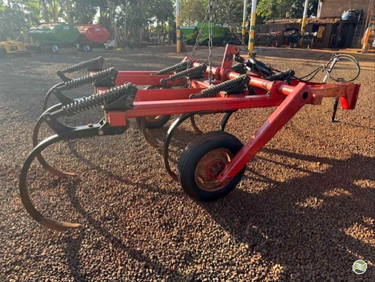 IMPLEMENTOS AGRICOLAS ESCARIFICADOR 7 HASTES DISCO CORTE Carlos Tratores SP GUAIRA SÃO PAULO SP