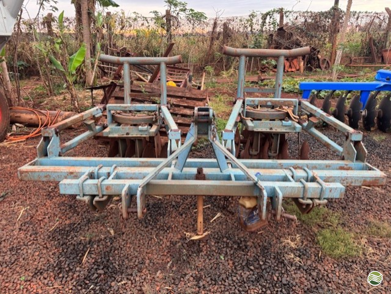 IMPLEMENTOS AGRICOLAS CULTIVADOR QUEBRA LOMBO COM HERBICIDA Carlos Tratores SP GUAIRA SÃO PAULO SP
