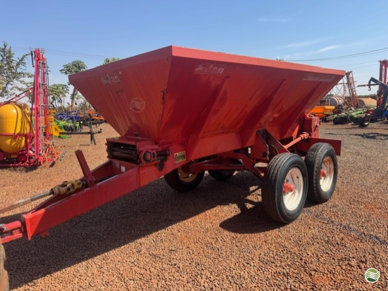 IMPLEMENTOS AGRICOLAS DISTRIBUIDOR CALCÁRIO 5000 Kg Carlos Tratores SP GUAIRA SÃO PAULO SP