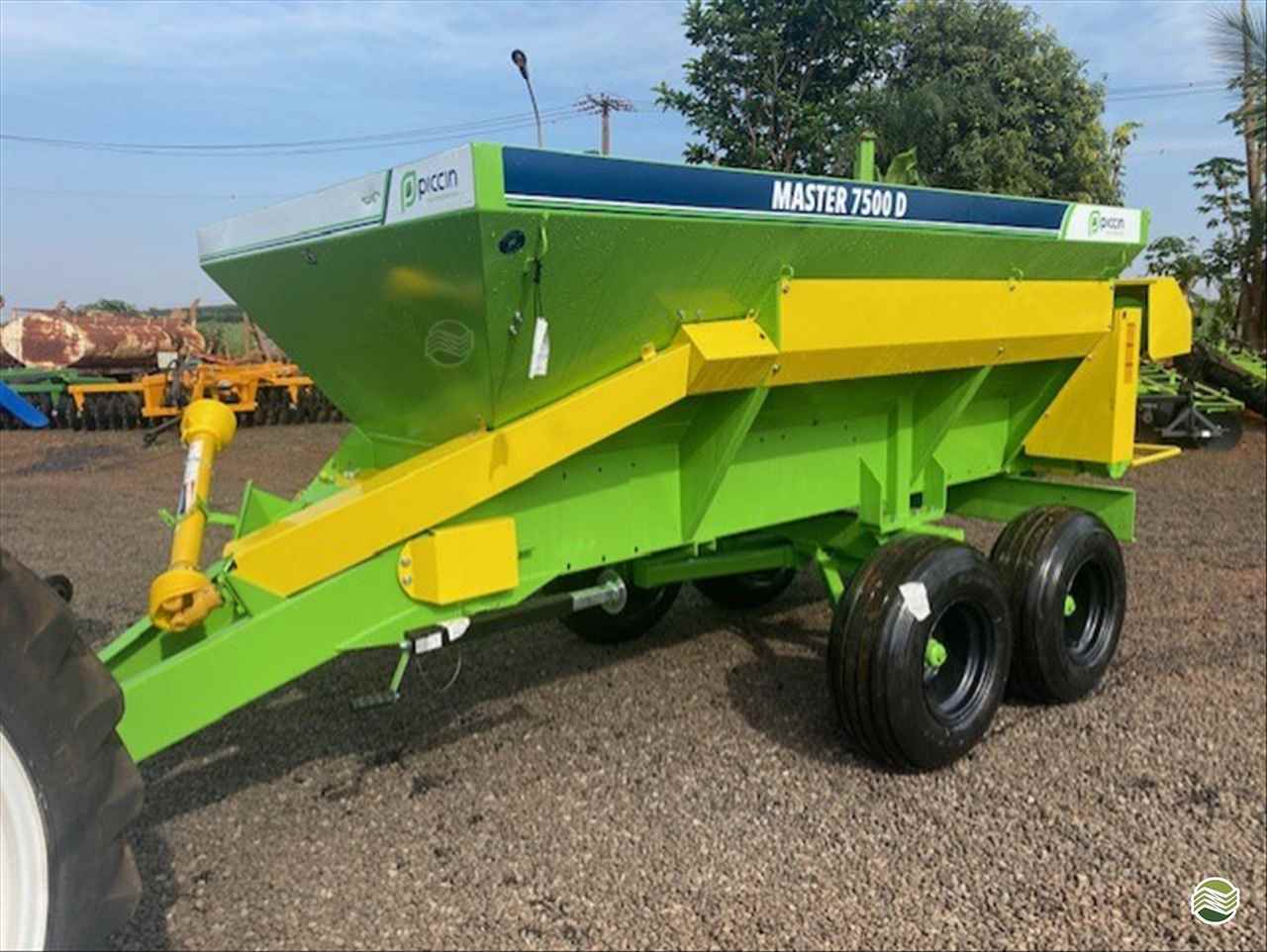 IMPLEMENTOS AGRICOLAS DISTRIBUIDOR CALCÁRIO 7500 Kg Carlos Tratores SP GUAIRA SÃO PAULO SP