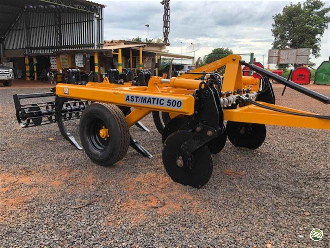 IMPLEMENTOS AGRICOLAS SUBSOLADOR 5 HASTES DISCO CORTE Carlos Tratores SP GUAIRA SÃO PAULO SP