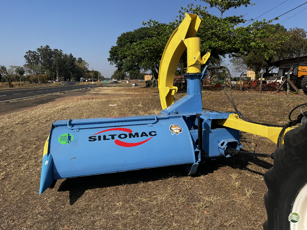 IMPLEMENTOS AGRICOLAS ENSILADEIRA COLHEDORA DE CAPIM SP Tratores DESCALVADO SÃO PAULO SP