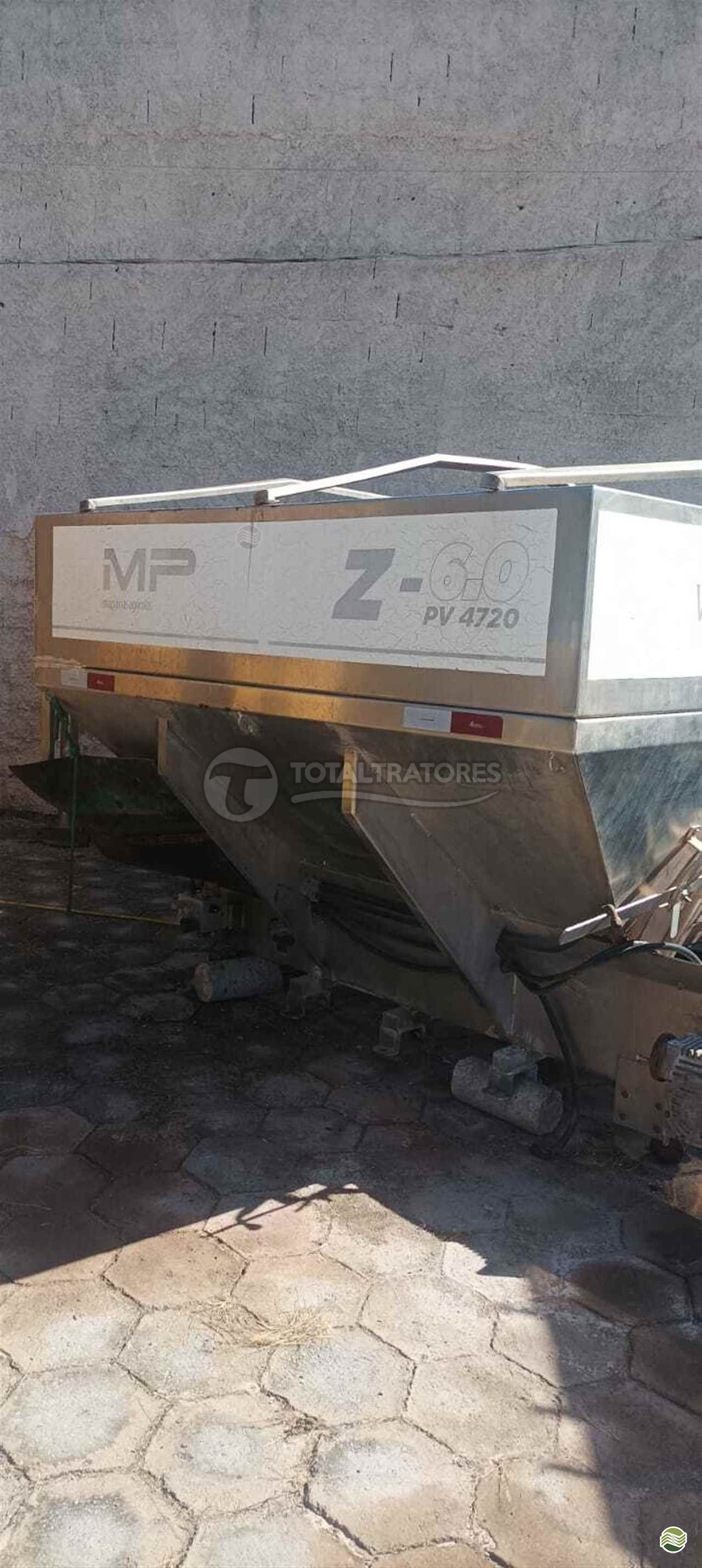 IMPLEMENTOS AGRICOLAS DISTRIBUIDOR CALCÁRIO 6000 Kg Total Tratores PATOS DE MINAS MINAS GERAIS MG