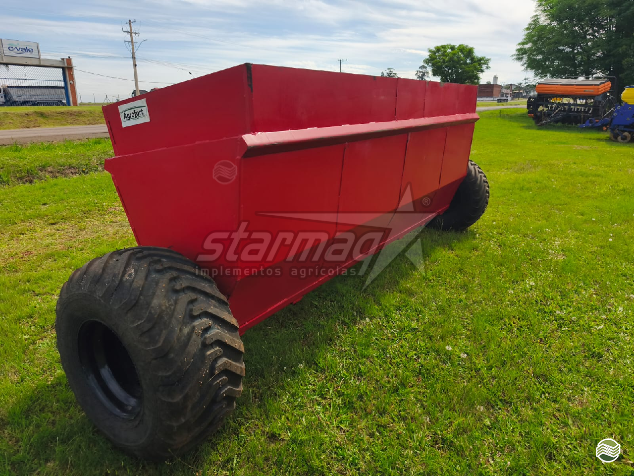 IMPLEMENTOS AGRICOLAS DISTRIBUIDOR CALCÁRIO 4500 Kg Starmaq Implementos Agrícolas CRUZ ALTA RIO GRANDE DO SUL RS