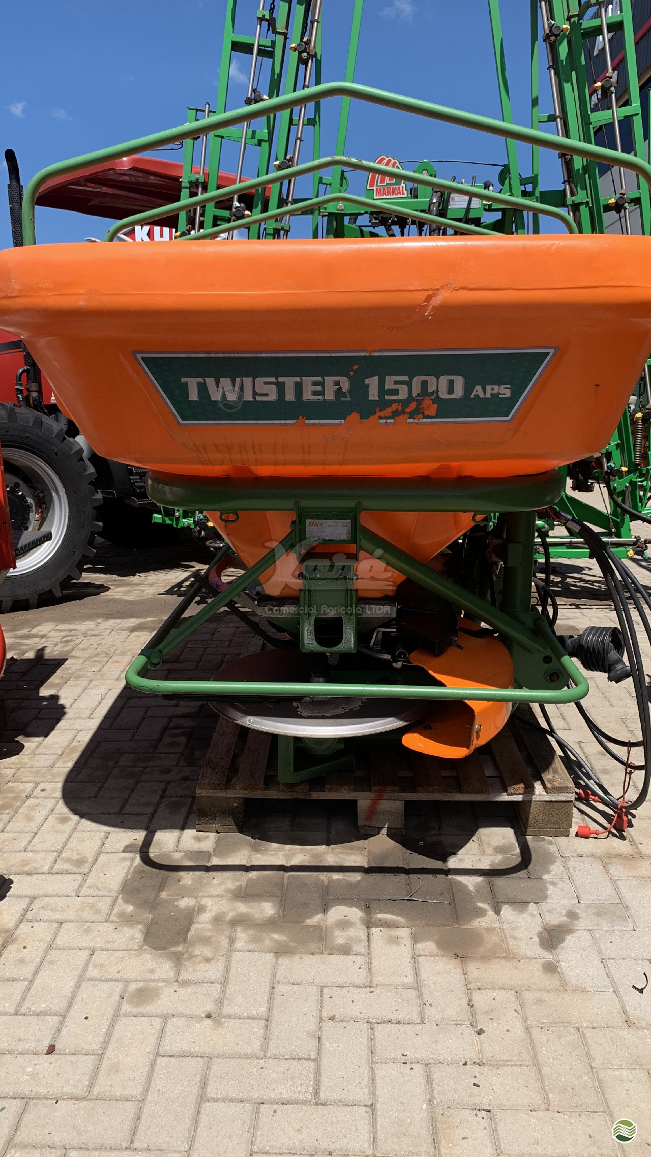 IMPLEMENTOS AGRICOLAS DISTRIBUIDOR TWISTER 1500 APS Xará Agrícola - Kuhn VACARIA RIO GRANDE DO SUL RS