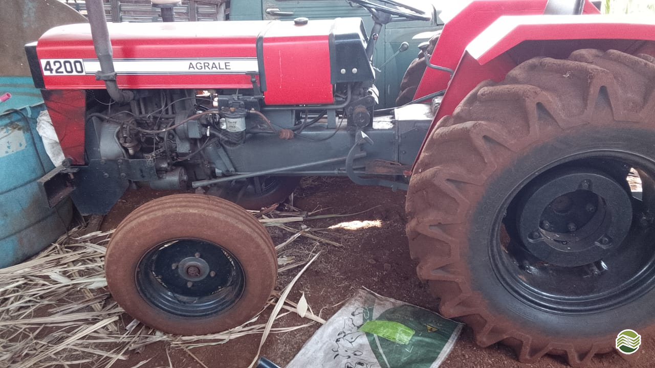 TRATOR AGRALE AGRALE 4200 Tração 4x2 Camtrac Máquinas Agrícolas MARIALVA PARANÁ PR