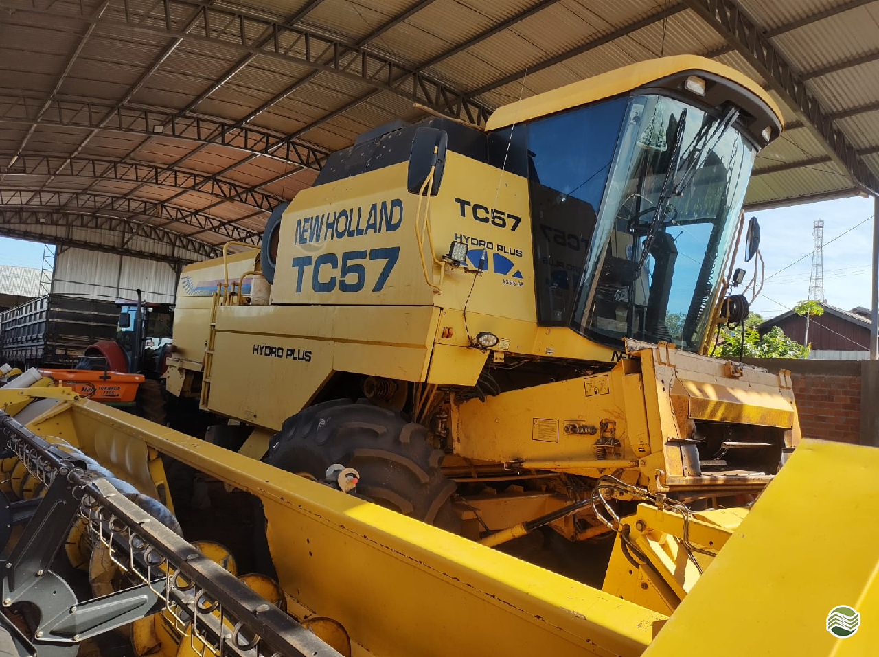 COLHEITADEIRA NEW HOLLAND TC 57 Camtrac Máquinas Agrícolas MARIALVA PARANÁ PR