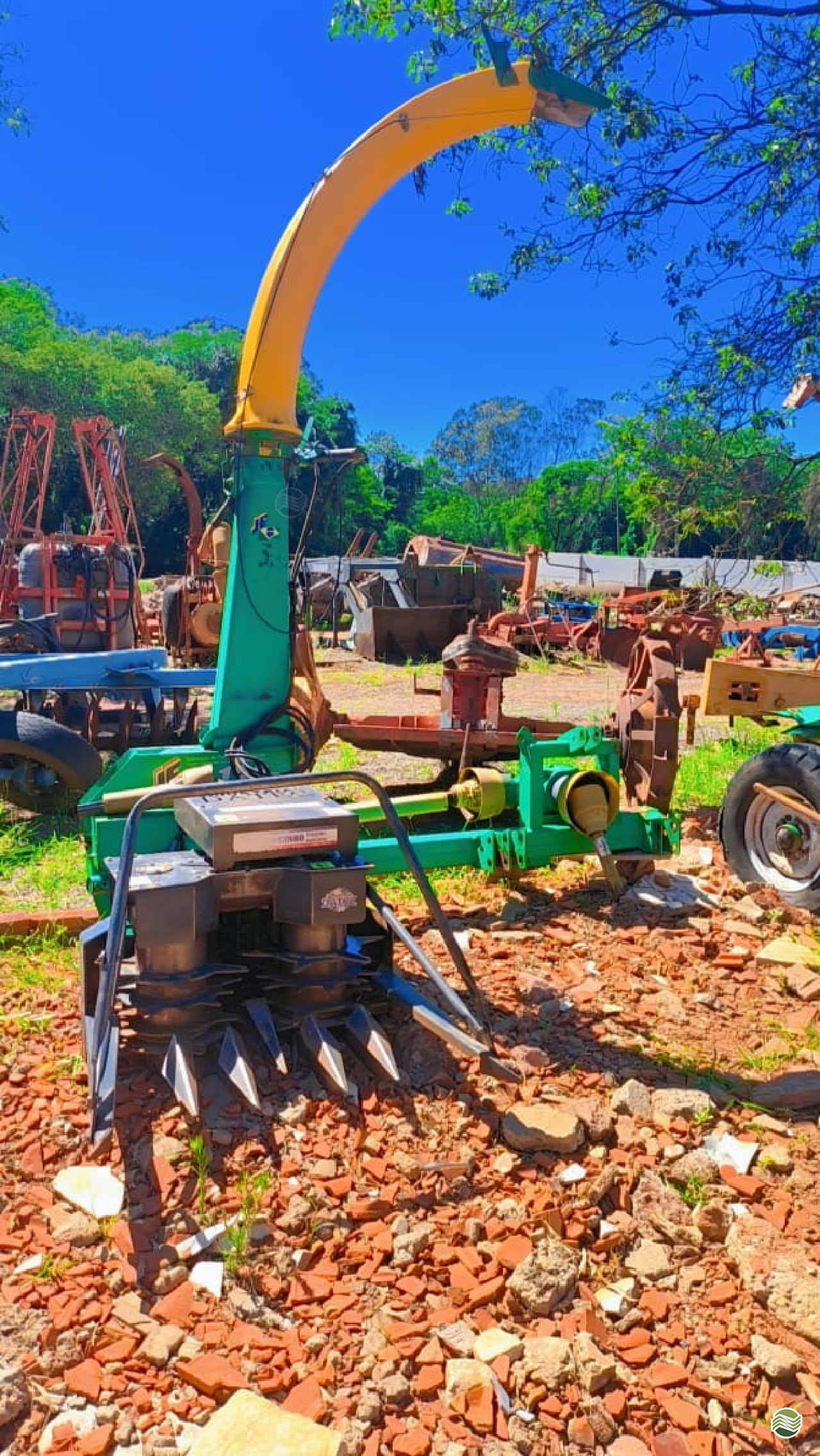IMPLEMENTOS AGRICOLAS ENSILADEIRA ENSILADEIRA 2 LINHAS Jorginho Tratores PARANAVAI PARANÁ PR