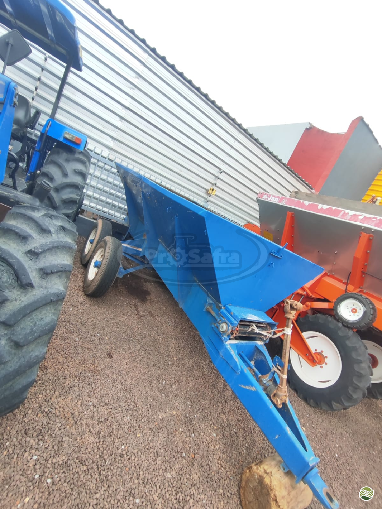IMPLEMENTOS AGRICOLAS DISTRIBUIDOR CALCÁRIO 5000 Kg Prosafra Tratores ÁGUA BOA MATO GROSSO MT