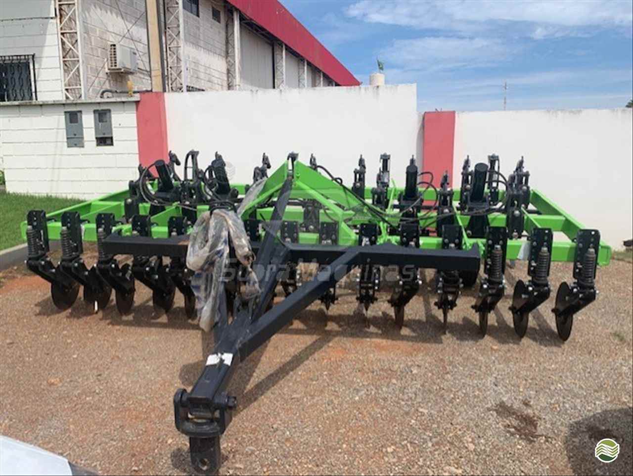 IMPLEMENTOS AGRICOLAS ESCARIFICADOR 15 HASTES DISCO CORTE Supra Máquinas LUCAS DO RIO VERDE MATO GROSSO MT