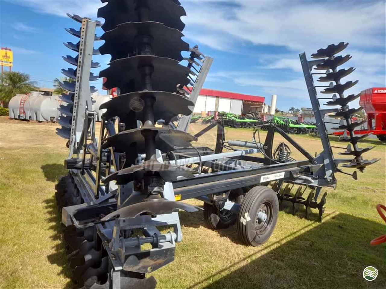 IMPLEMENTOS AGRICOLAS GRADE NIVELADORA NIVELADORA 72 DISCOS Supra Máquinas LUCAS DO RIO VERDE MATO GROSSO MT