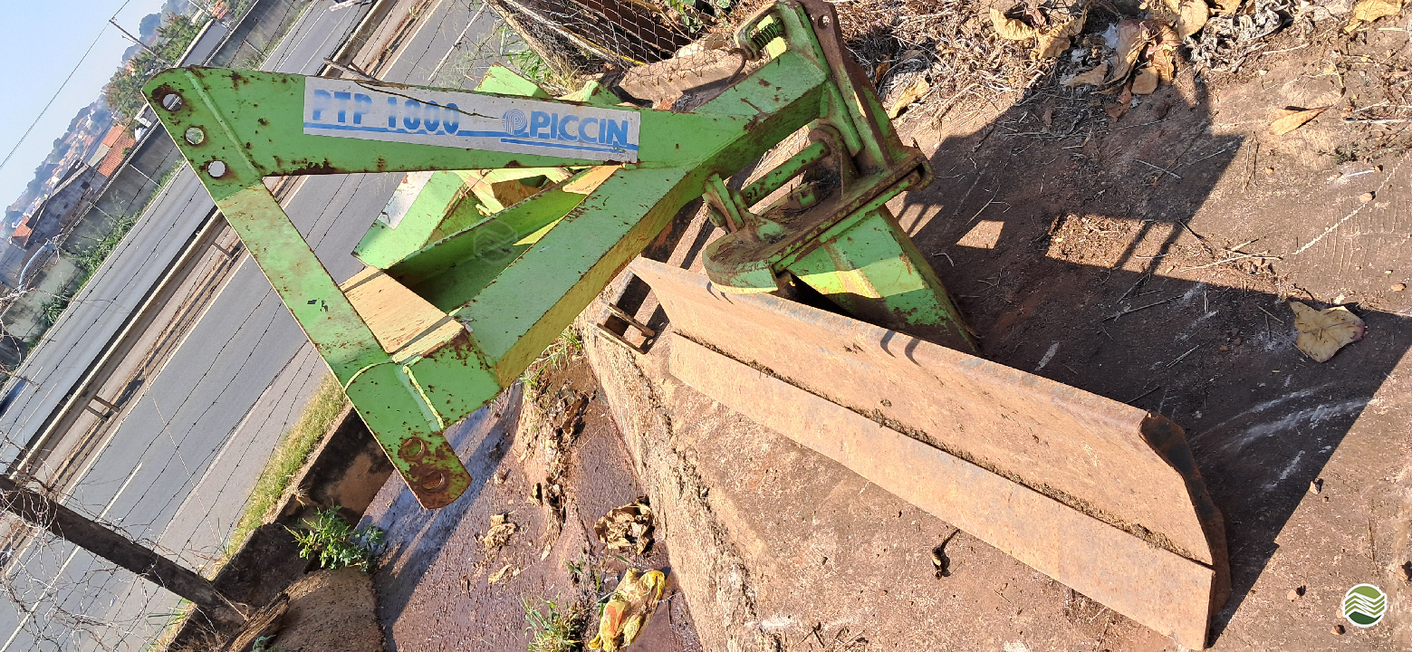 IMPLEMENTOS AGRICOLAS PLAINA NIVELADORA PLAINA HIDRÁULICA TRASEIRA Sumaré Máquinas e Veículos SUMARE SÃO PAULO SP