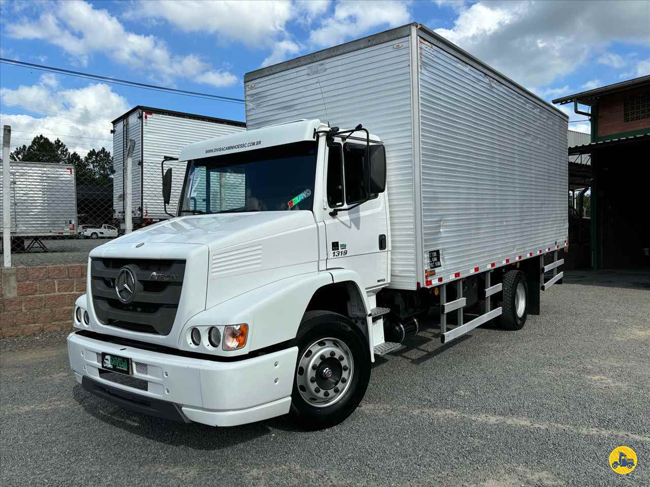 CAMINHAO MERCEDES-BENZ MB 1319 Baú Furgão Toco 4x2 Divisa Caminhões INDAIAL SANTA CATARINA SC