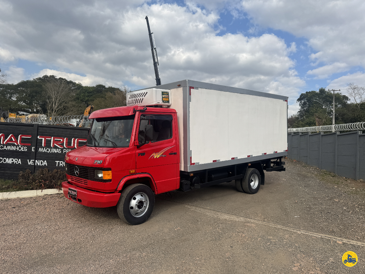 CAMINHAO MERCEDES-BENZ MB 710 Baú Frigorífico 3/4 4x2 MacTruck CURITIBA PARANÁ PR