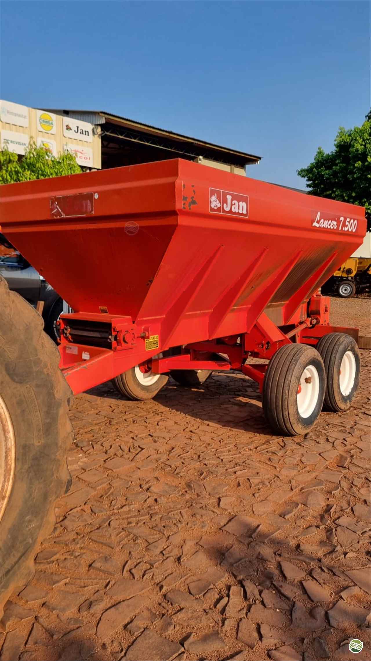 IMPLEMENTOS AGRICOLAS DISTRIBUIDOR CALCÁRIO 7500 Kg Agrocia Implementos Agricolas AJURICABA RIO GRANDE DO SUL RS