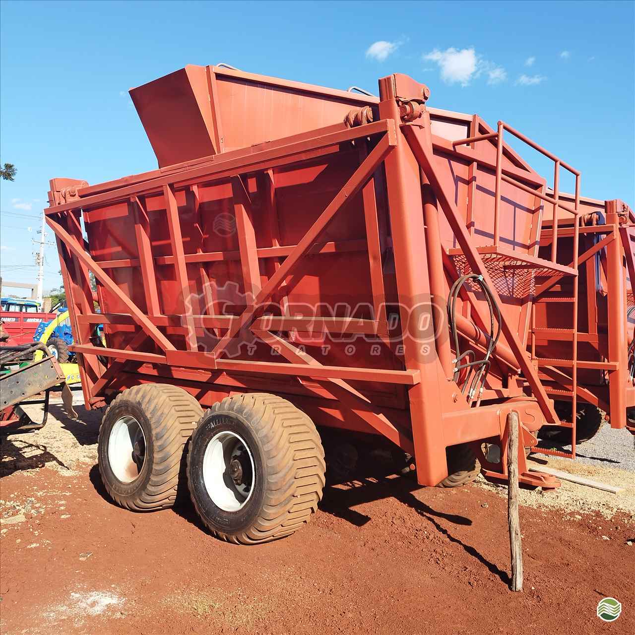IMPLEMENTOS AGRICOLAS CARRETA AGRÍCOLA CARRETA BASCULANTE Tornado Tratores CAMPO MOURAO PARANÁ PR