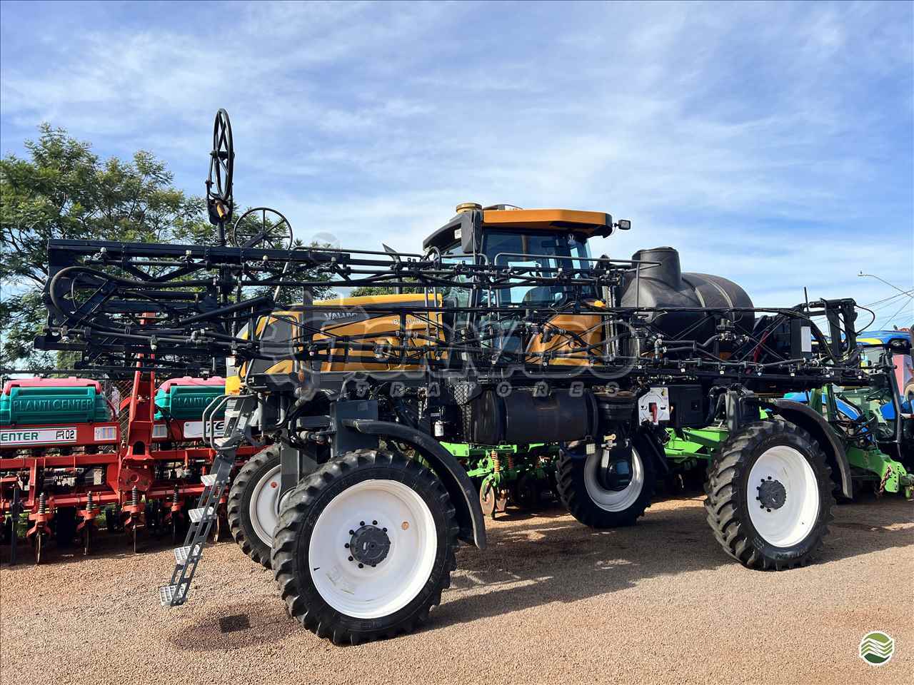 PULVERIZADOR VALTRA BS 3020 GRAOS Tração 4x4 Tornado Tratores CAMPO MOURAO PARANÁ PR