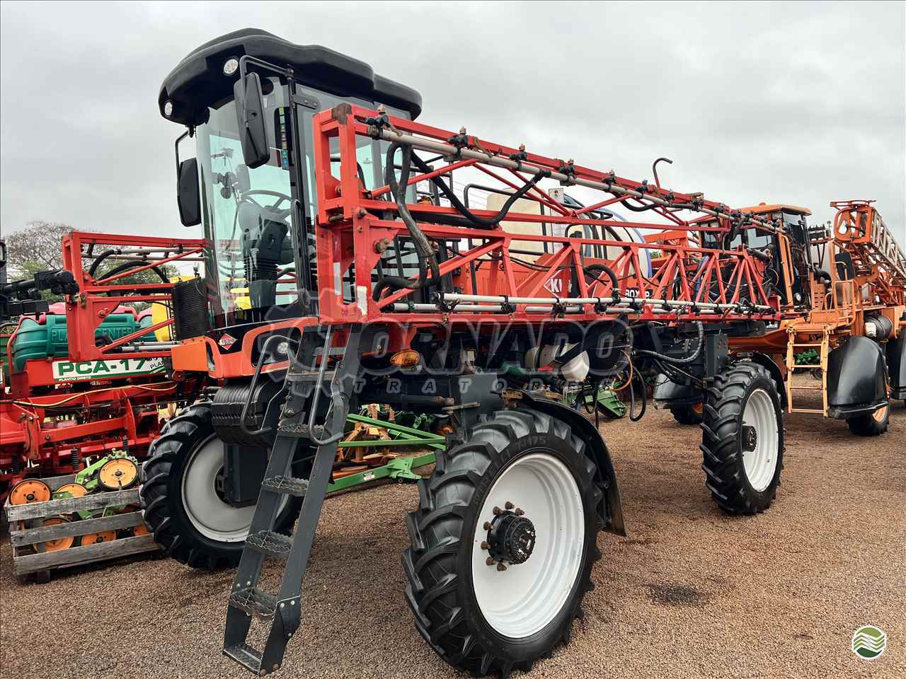 PULVERIZADOR KUHN Boxer 2000 H Tração 4x4 Tornado Tratores CAMPO MOURAO PARANÁ PR