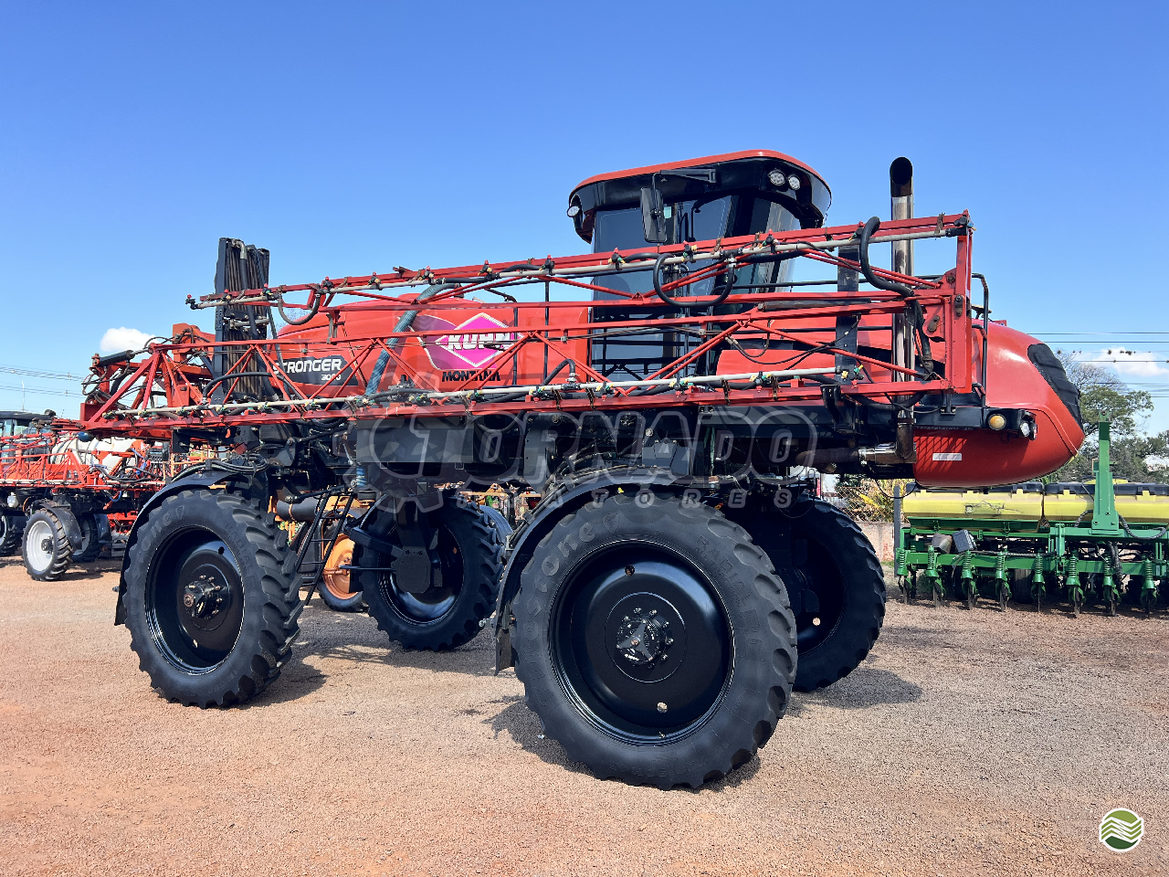 PULVERIZADOR KUHN STRONGER 3000 Tração 4x4 Tornado Tratores CAMPO MOURAO PARANÁ PR