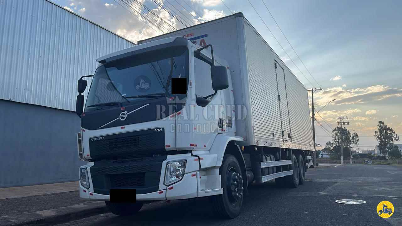 CAMINHAO VOLVO VOLVO VM 270 Baú Furgão Truck 6x2 Real Cred Caminhões PIEDADE SÃO PAULO SP