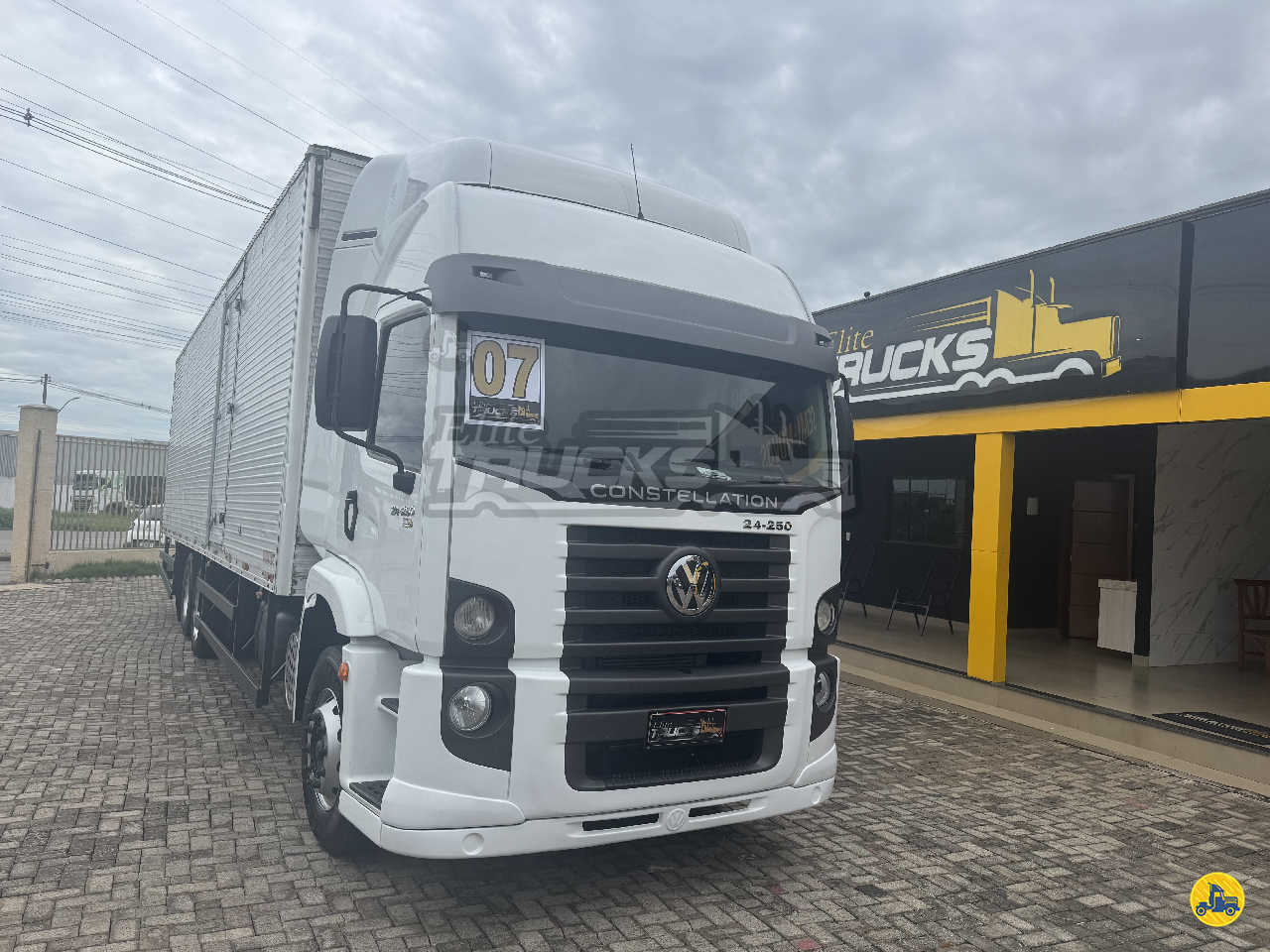CAMINHAO VOLKSWAGEN VW 24250 Baú Furgão Truck 6x2 Elite Trucks GOIANIA GOIAS GO