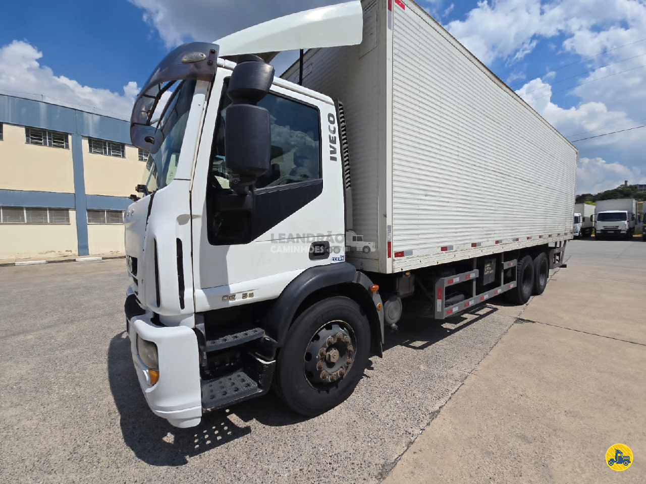 CAMINHAO IVECO TECTOR 240E25 Baú Furgão Truck 6x2 Leandrão Caminhões JUNDIAI SÃO PAULO SP