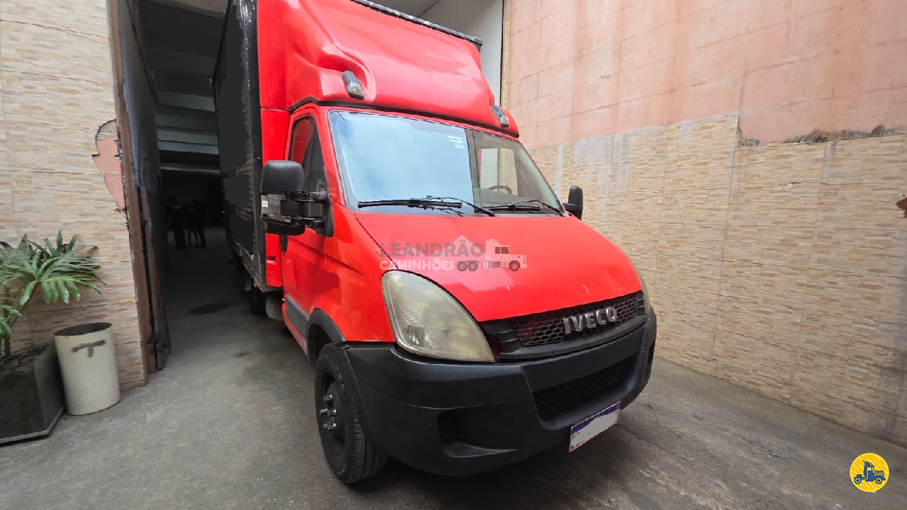 CAMINHAO IVECO DAILY 35s14 Baú Furgão 3/4 4x2 Leandrão Caminhões JUNDIAI SÃO PAULO SP