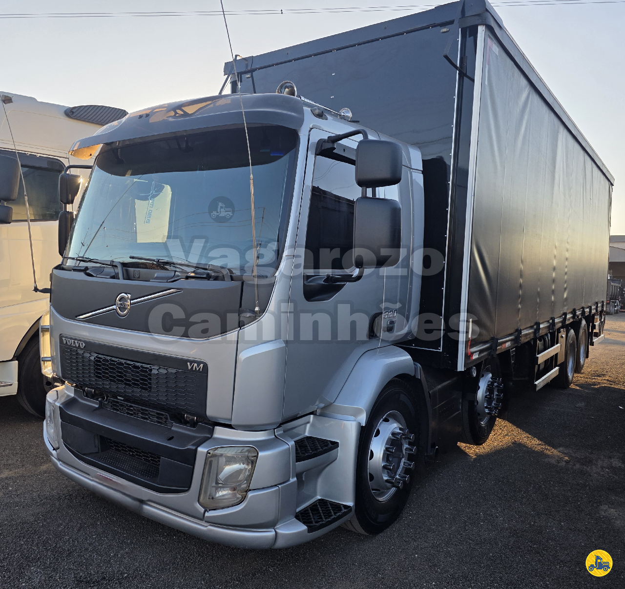 CAMINHAO VOLVO VOLVO VM 330 Baú Sider BiTruck 8x2 Vagarozo Caminhões APUCARANA PARANÁ PR