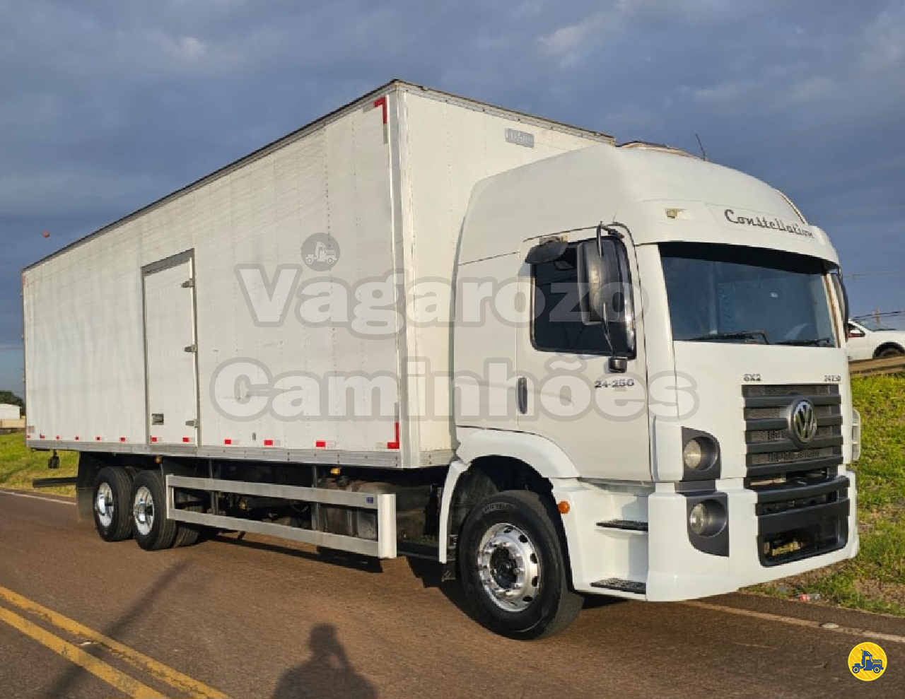 CAMINHAO VOLKSWAGEN VW 24250 Baú Furgão Truck 6x2 Vagarozo Caminhões APUCARANA PARANÁ PR