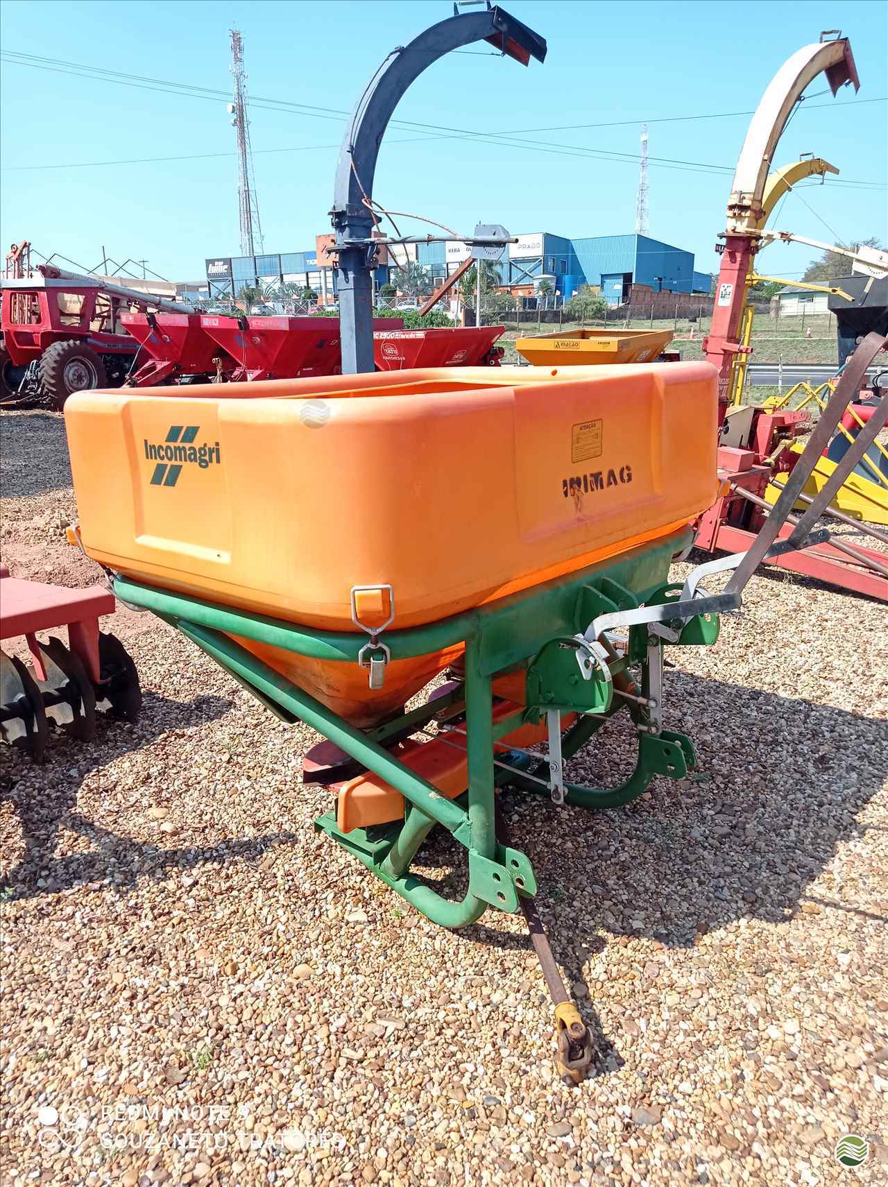 IMPLEMENTOS AGRICOLAS DISTRIBUIDOR CALCÁRIO 1000 Kg Souza Neto Tratores e Implementos SAO MANUEL SÃO PAULO SP