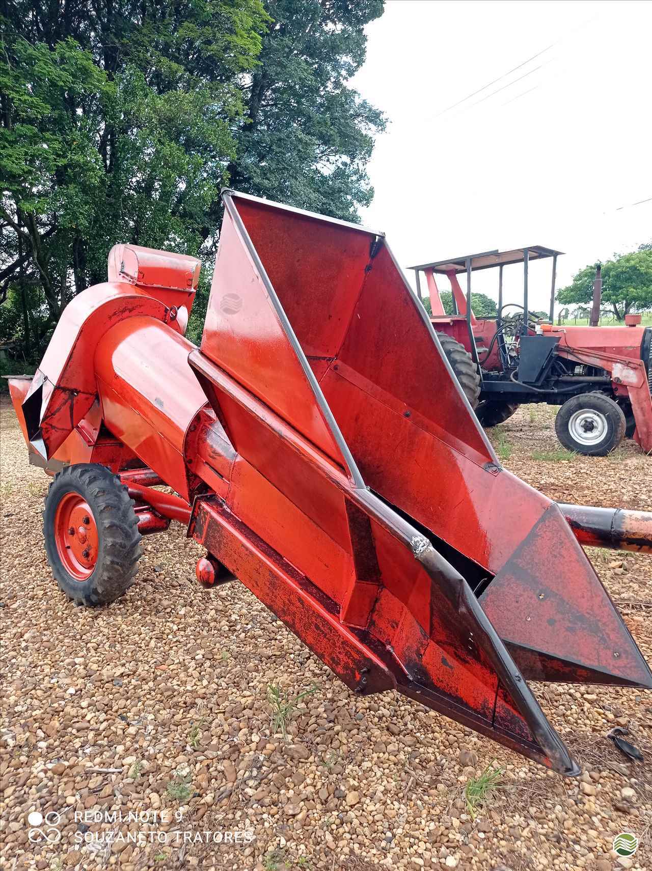 IMPLEMENTOS AGRICOLAS COLHEDORAS COLHEDORA DE MILHO 1 LINHA Souza Neto Tratores e Implementos SAO MANUEL SÃO PAULO SP