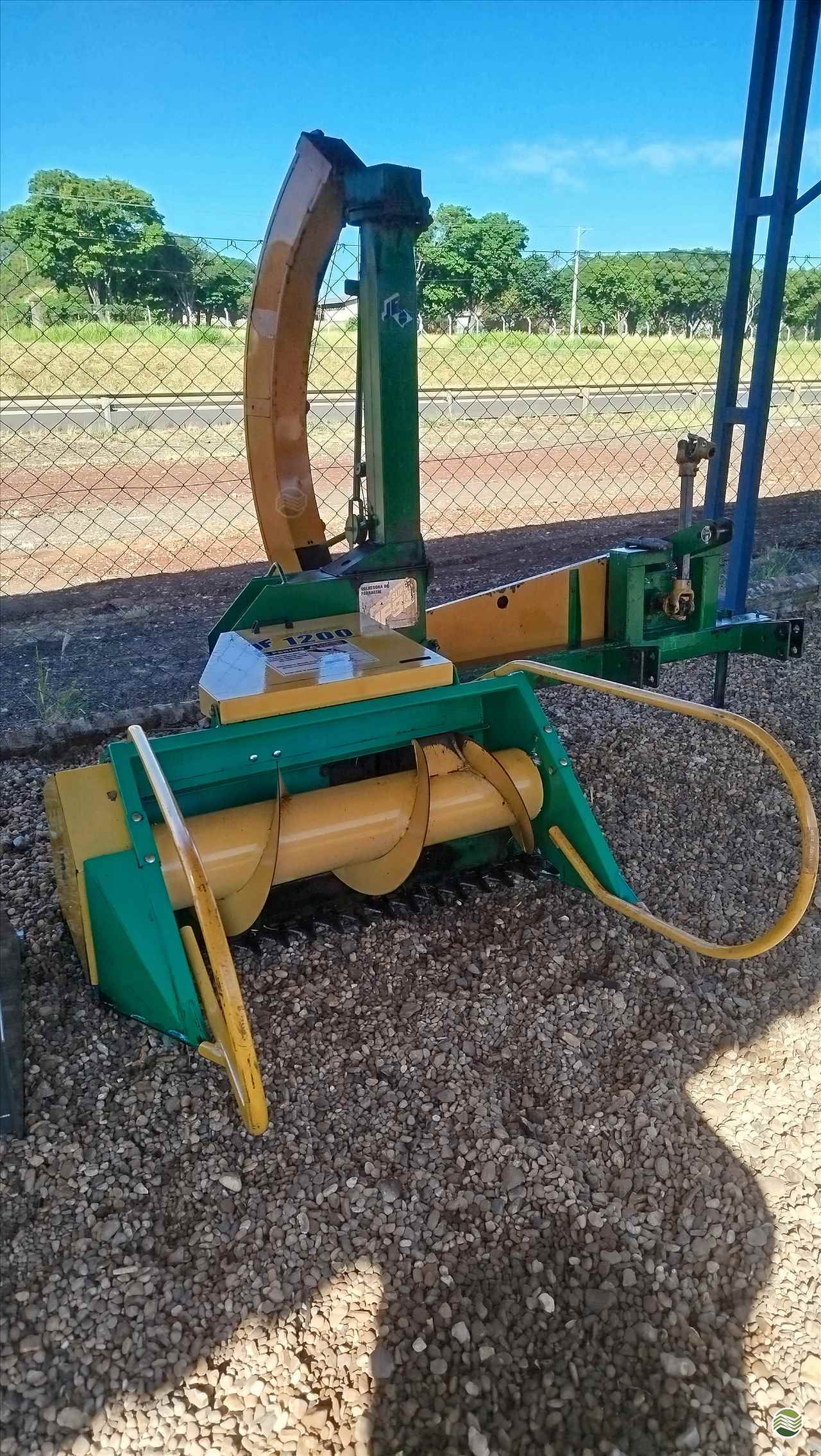 IMPLEMENTOS AGRICOLAS COLHEDORAS COLHEDORA DE FORRAGEM Souza Neto Tratores e Implementos SAO MANUEL SÃO PAULO SP