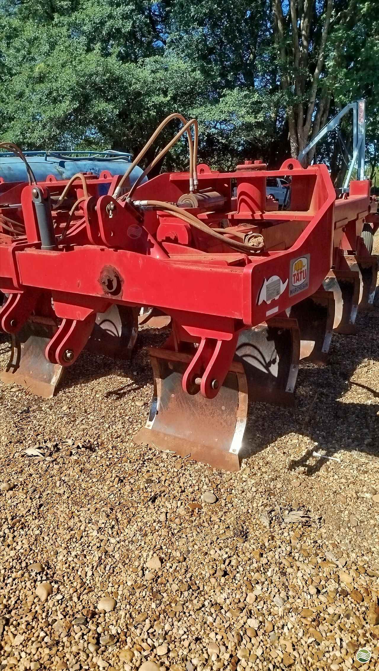 IMPLEMENTOS AGRICOLAS ARADO ARADO DE AIVECA Souza Neto Tratores e Implementos SAO MANUEL SÃO PAULO SP