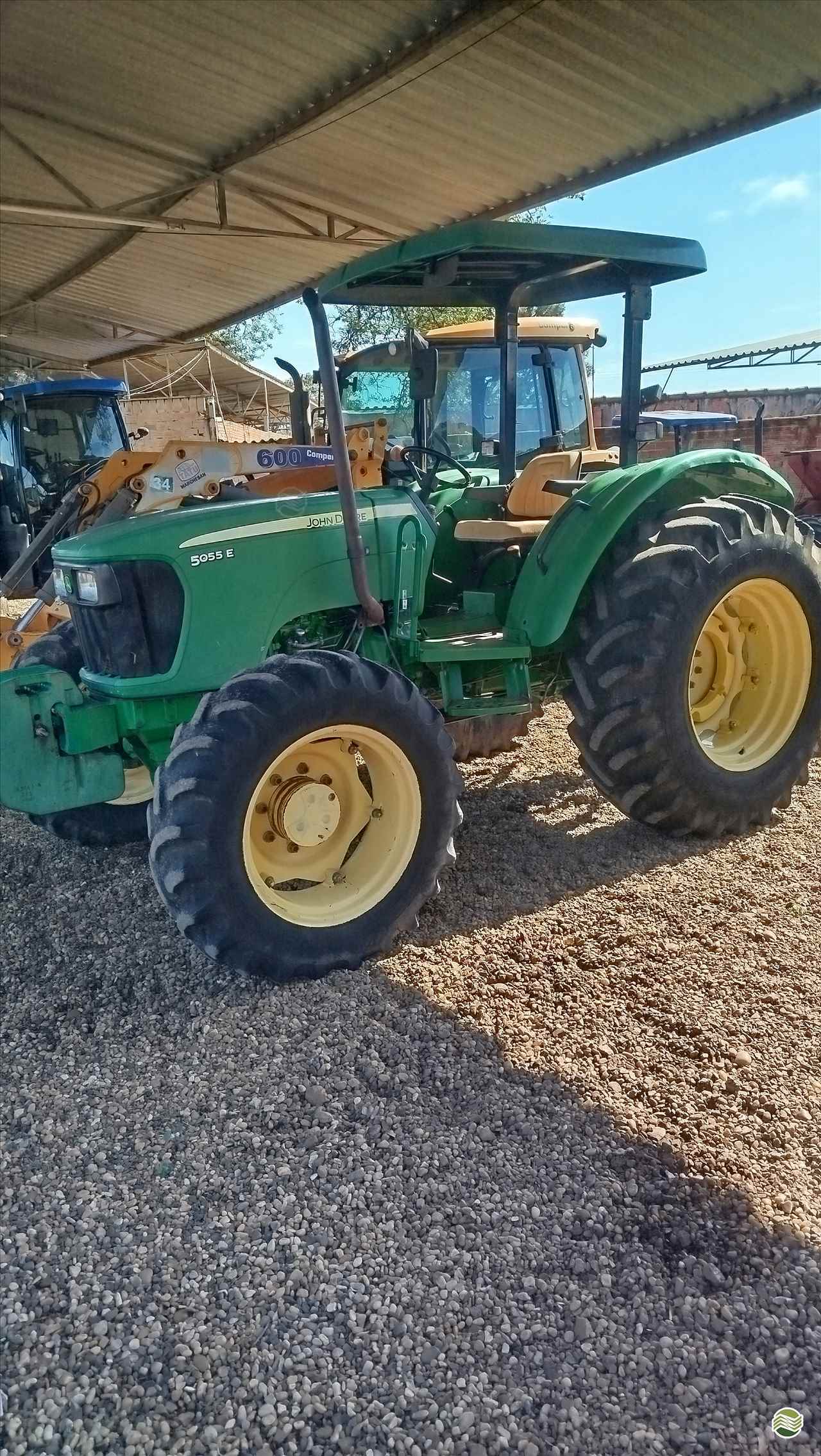 TRATOR JOHN DEERE JOHN DEERE 5055E Tração 4x4 Souza Neto Tratores e Implementos SAO MANUEL SÃO PAULO SP