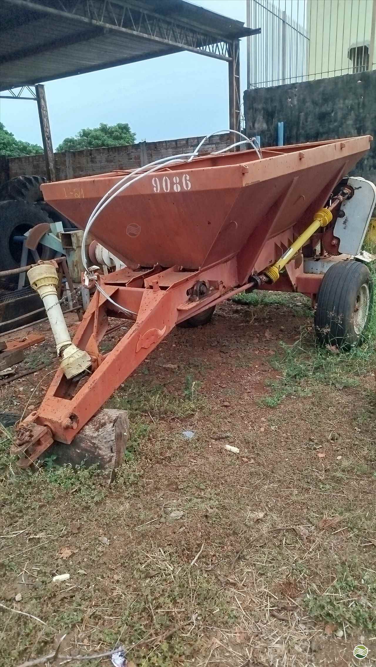 IMPLEMENTOS AGRICOLAS DISTRIBUIDOR CALCÁRIO 2500 Kg Souza Neto Tratores e Implementos SAO MANUEL SÃO PAULO SP