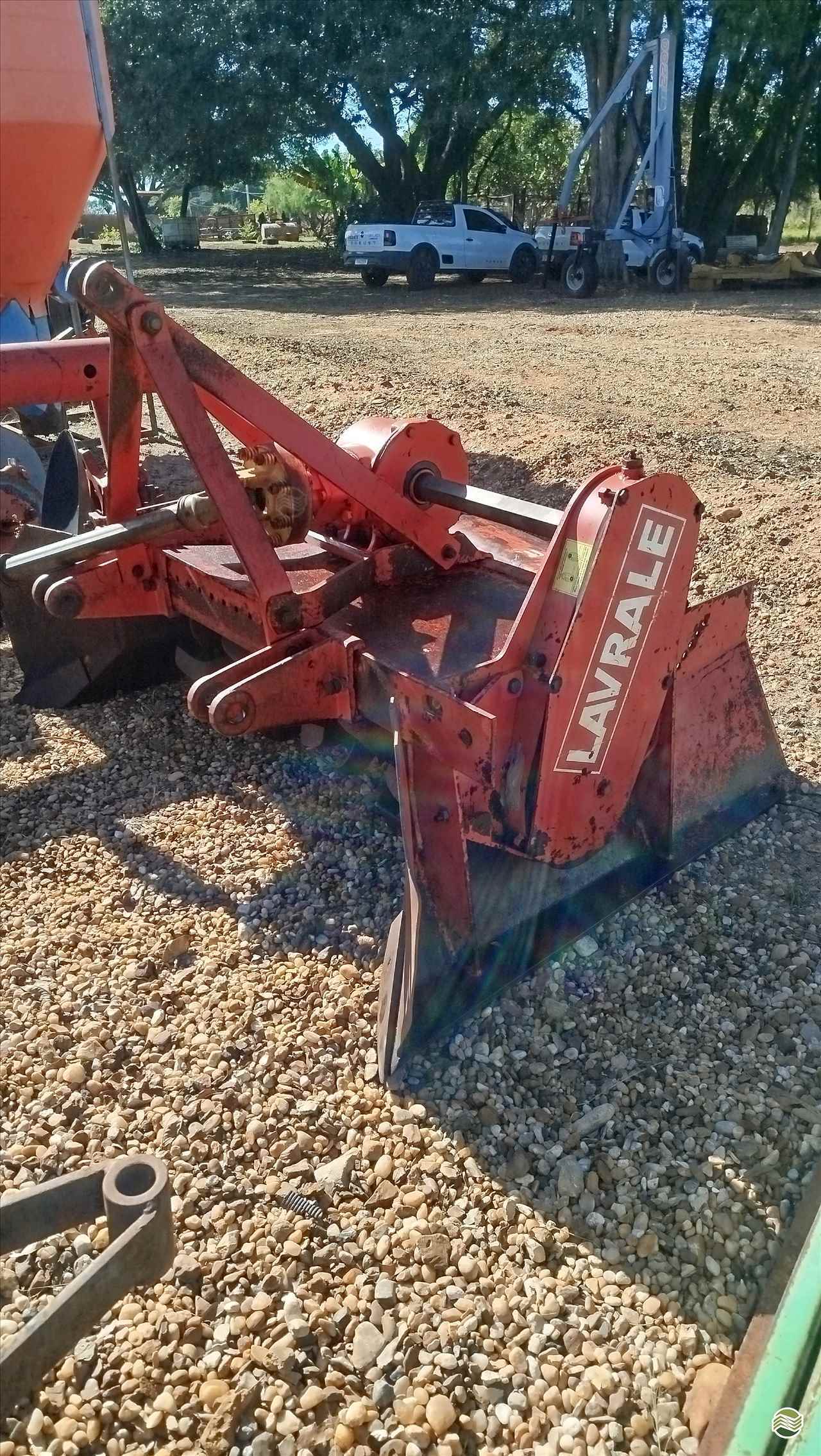 IMPLEMENTOS AGRICOLAS ENXADA ROTATIVA ENCANTERADEIRA Souza Neto Tratores e Implementos SAO MANUEL SÃO PAULO SP