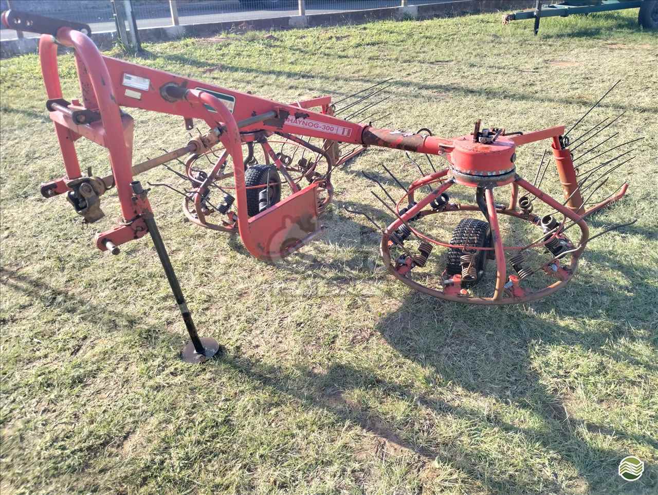 IMPLEMENTOS AGRICOLAS ENLEIRADOR ENLEIRADOR E ESPALHADOR Pira Tratores AVARE SÃO PAULO SP