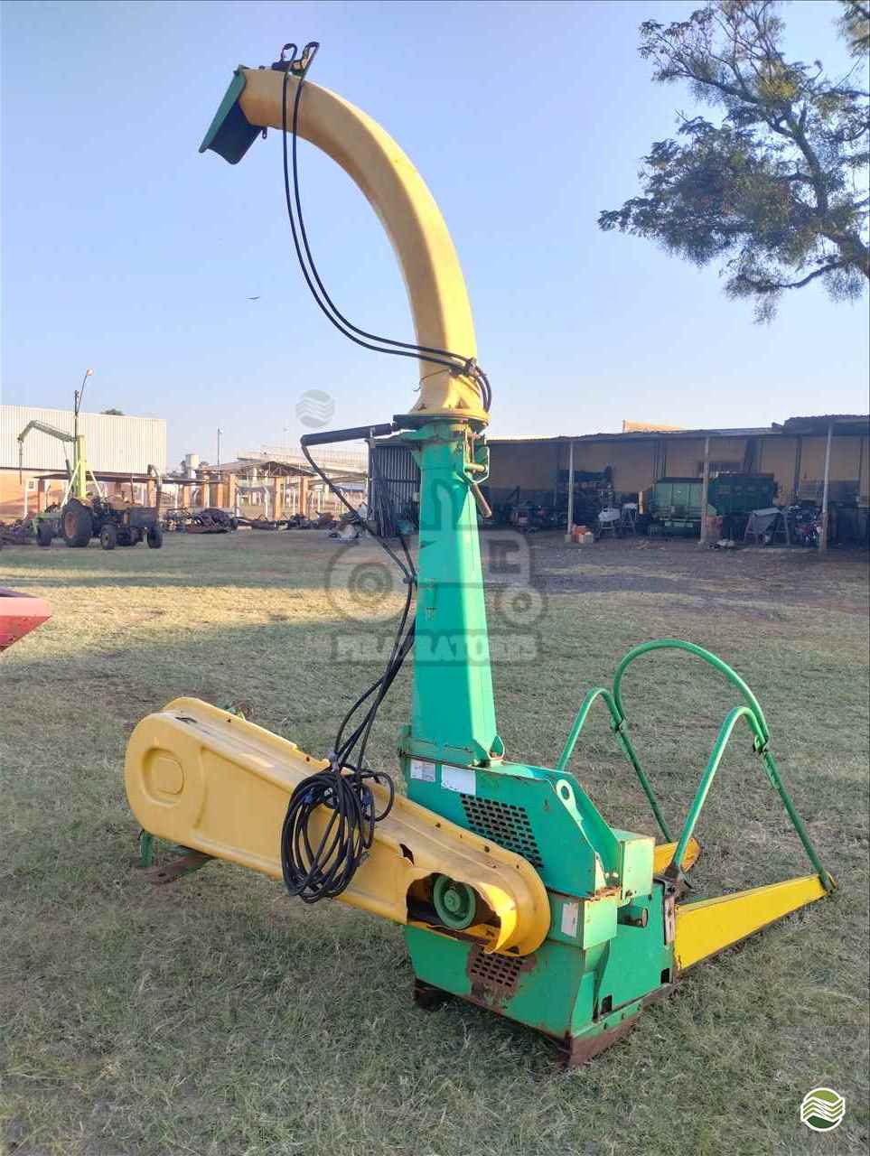 IMPLEMENTOS AGRICOLAS COLHEDORAS COLHEDORA DE FORRAGEM Pira Tratores AVARE SÃO PAULO SP