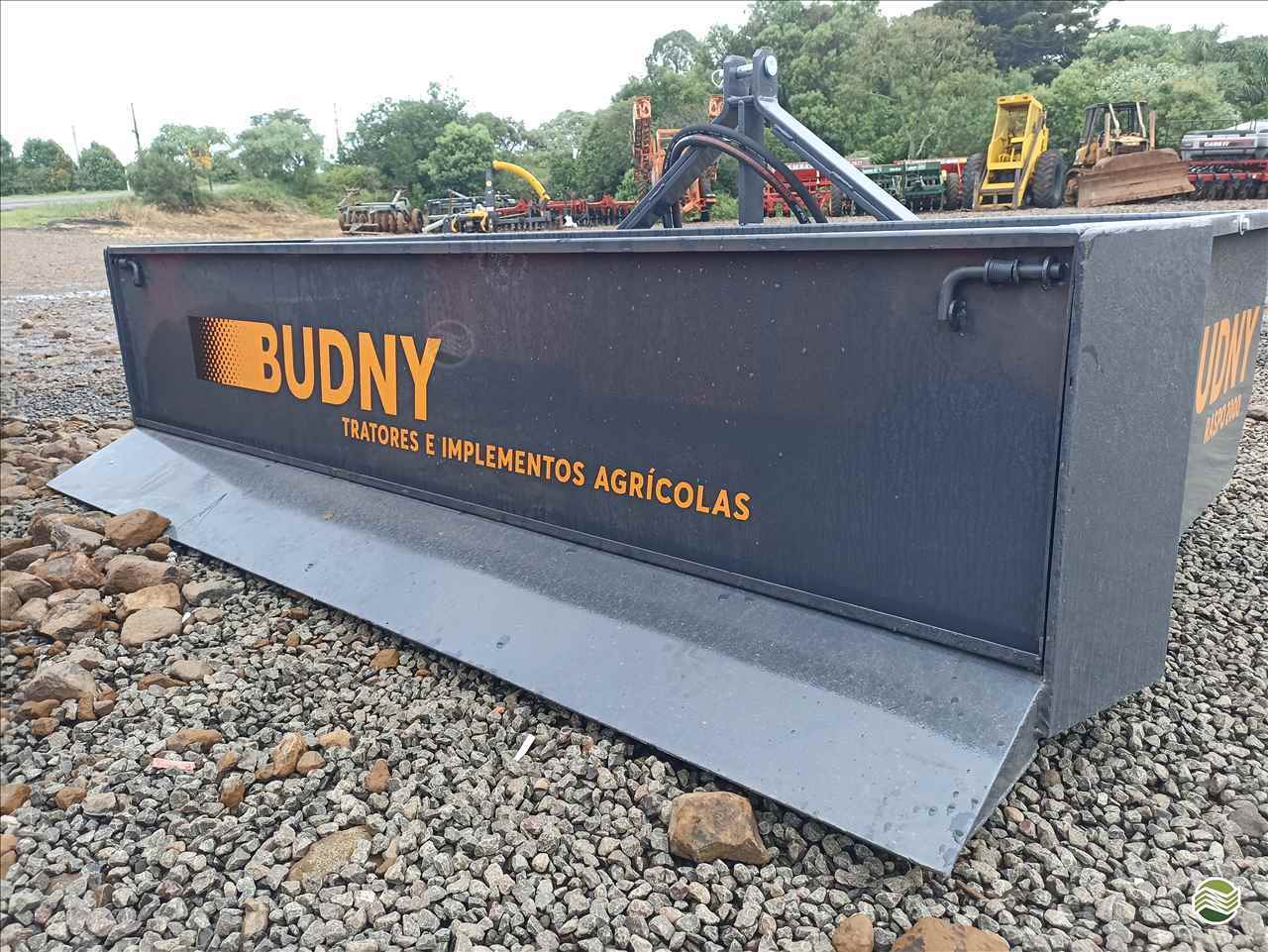 IMPLEMENTOS AGRICOLAS PLATAFORMA PARA TRATOR BASCULANTE RASPADEIRA Verenka Implementos Agrícolas  TURVO PARANÁ PR