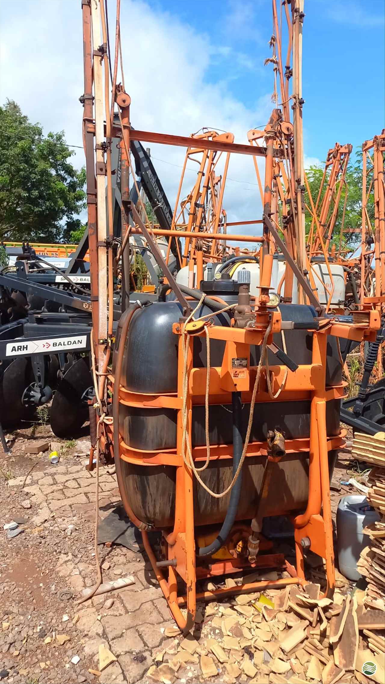 PULVERIZADOR JACTO CONDOR 600 AM12 Acoplado Hidráulico Tratorama Máquinas e Implementos UMUARAMA PARANÁ PR