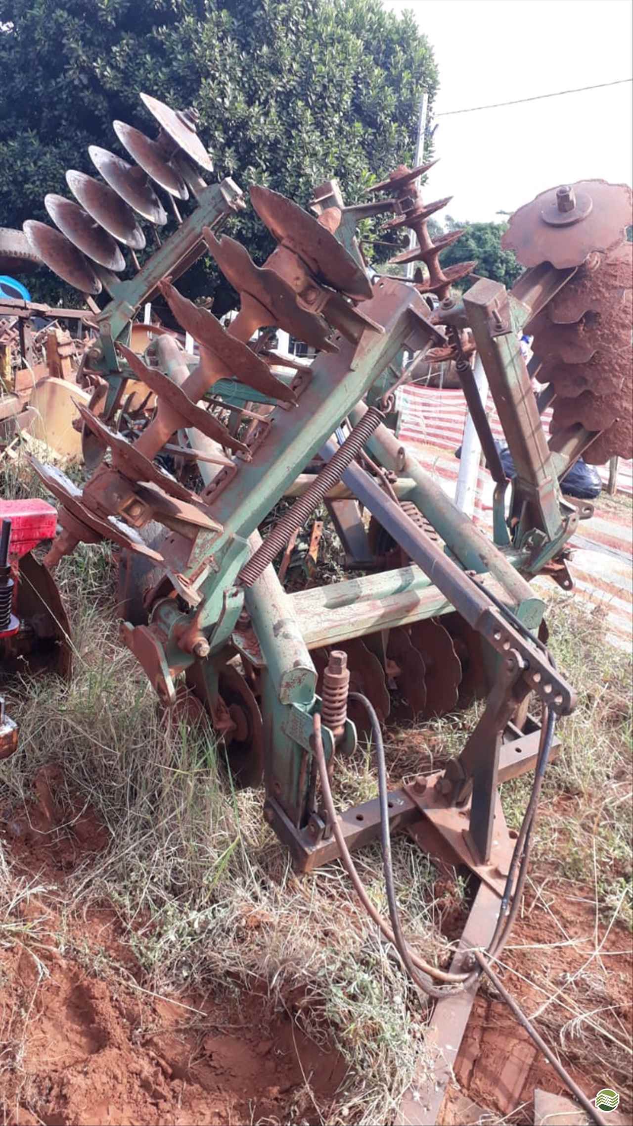 IMPLEMENTOS AGRICOLAS GRADE NIVELADORA NIVELADORA 44 DISCOS Tratorama Máquinas e Implementos UMUARAMA PARANÁ PR
